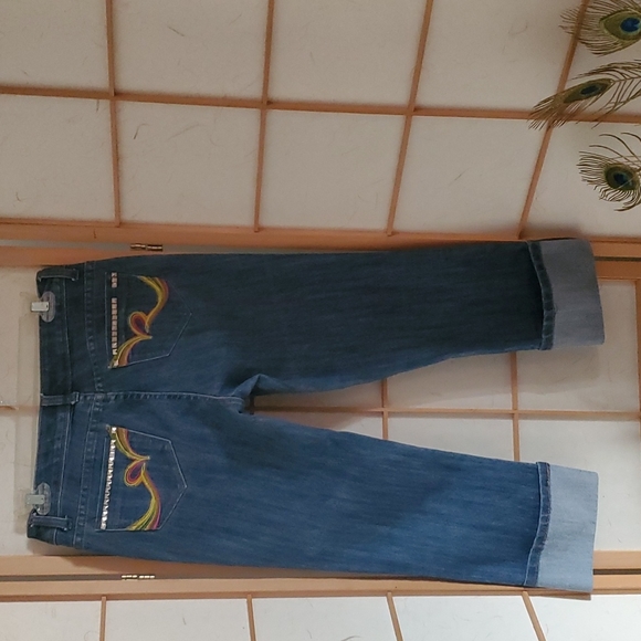 Rocawear Denim - Junior Girls Rocawear Cropped Blue Jeans in a Size 5